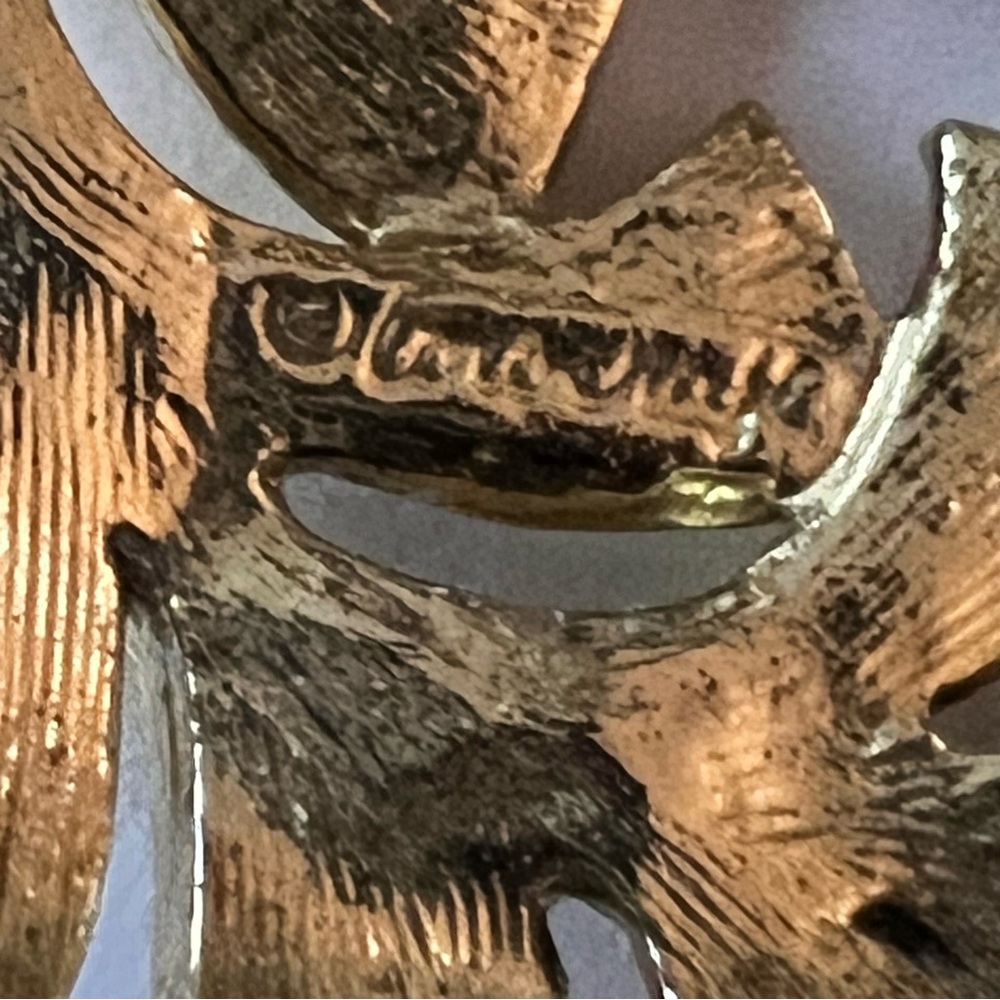 Vintage Corocraft Gold Wreath Brooch - Picture 6 of 7